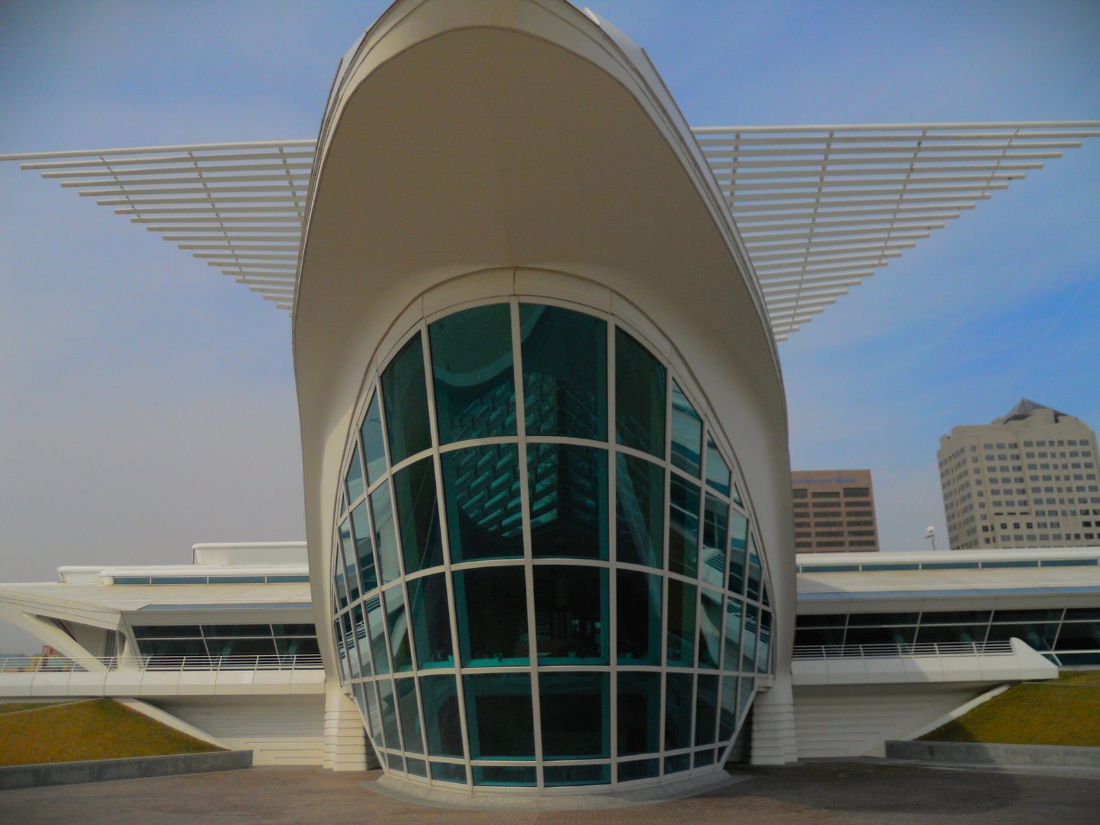he striking, curved white steel and glass facade of the Quadracci Pavilion at the Milwaukee Art Museum